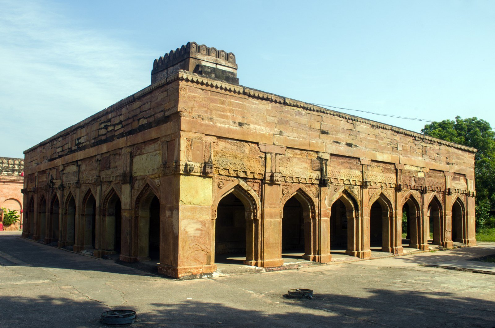 From Forts to Front Desks: Uttar Pradesh Bets on Heritage Hospitality 2 Chunar Fort, discussed in Uttar Pradesh heritage hospitality plans